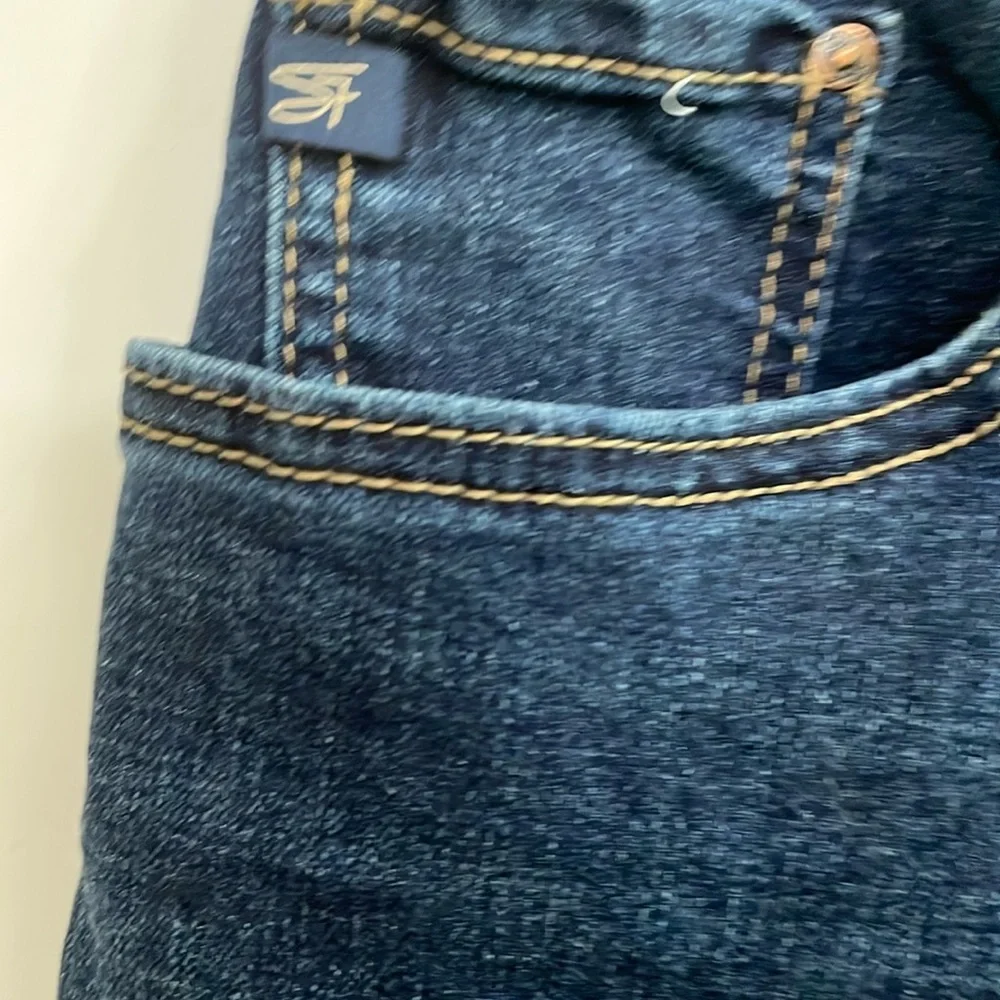 💙SEVEN 7 relaxed mid rise Bermuda Jean shorts.  10 - Picture 3 of 8